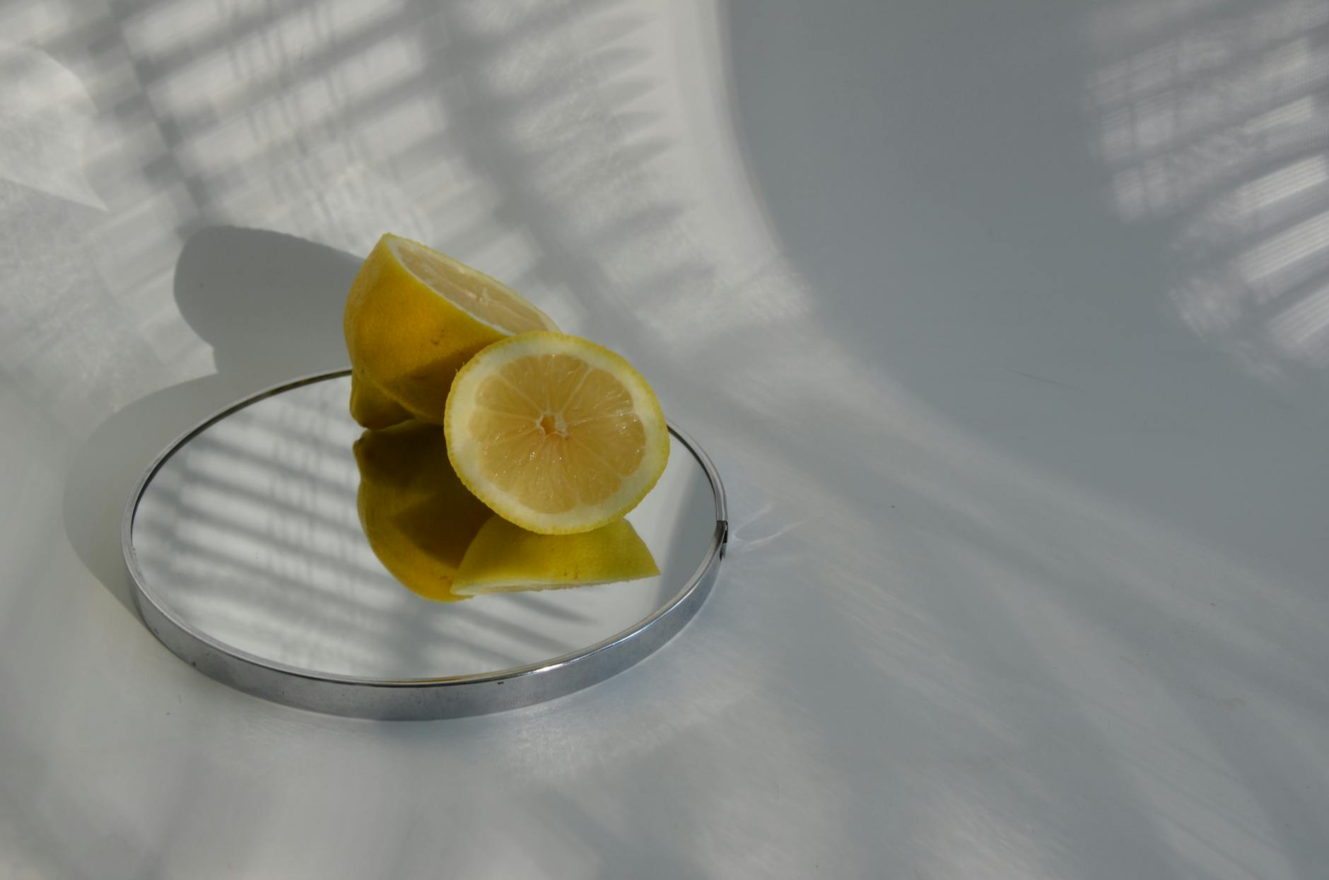 Due limoni vivaci su sfondo bianco minimalista, simbolo di freschezza e semplicità